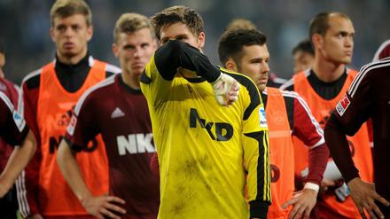 Achter Abstieg: Die Spieler des 1. FC Nürnberg können es nicht fassen.