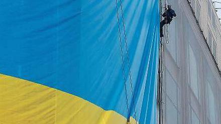 Gefährliches Manöver. Deutsche Unternehmen geraten in den Sog der Ukraine-Krise. Die deutsche Wirtschaft empfiehlt sich dem Land als „Modernisierungspartner“. 