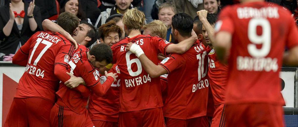 Kollektiver Jubel: Torschütze Son (m.) und Leverkusen jubeln über Platz vier und die Champions-League-Qualifikation.