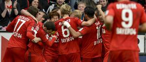 Kollektiver Jubel: Torschütze Son (m.) und Leverkusen jubeln über Platz vier und die Champions-League-Qualifikation.