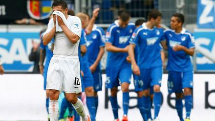 Trauer bei Braunschweigs Boland (v.): Nach nur einem Jahr muss die Eintracht wieder absteigen.