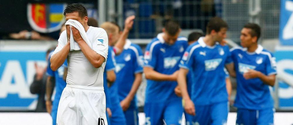Trauer bei Braunschweigs Boland (v.): Nach nur einem Jahr muss die Eintracht wieder absteigen.