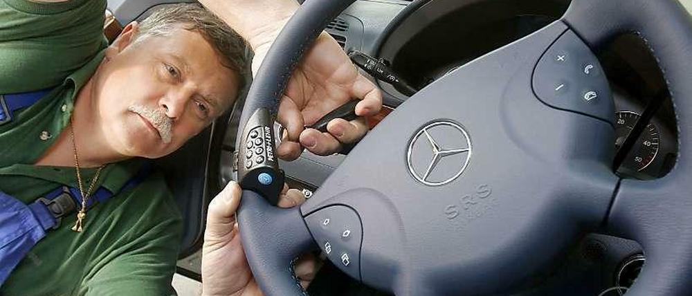 Hier wird ein Lenkrad umgebaut. Das soll bei dem Wagen, in dem das Kleinkind unterwegs war, aber nicht der Fall gewesen sein.