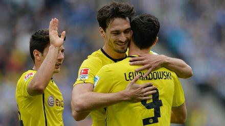 Tor zum Abschied: Robert Lewandowski (r.) jubelt mit Mats Hummels und Milos Jojic.
