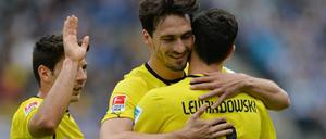 Tor zum Abschied: Robert Lewandowski (r.) jubelt mit Mats Hummels und Milos Jojic.