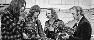 Crosby, Stills, Nash &amp; Young 1970 vor einem Auftritt in Minnesoat.