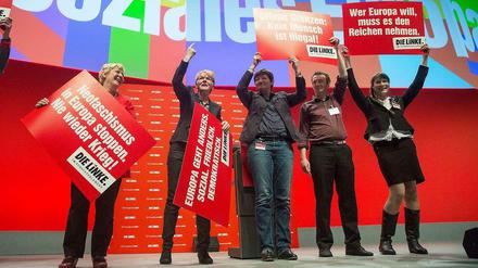Die Spitzenkandidatin der Linken für die Europawahl, Gabi Zimmer (2.v.l.), steht auf dem Parteitag der Linkspartei in Berlin nach ihrer Rede mit Parteigenossen und Plakaten auf der Bühne.