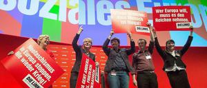 Die Spitzenkandidatin der Linken für die Europawahl, Gabi Zimmer (2.v.l.), steht auf dem Parteitag der Linkspartei in Berlin nach ihrer Rede mit Parteigenossen und Plakaten auf der Bühne. 