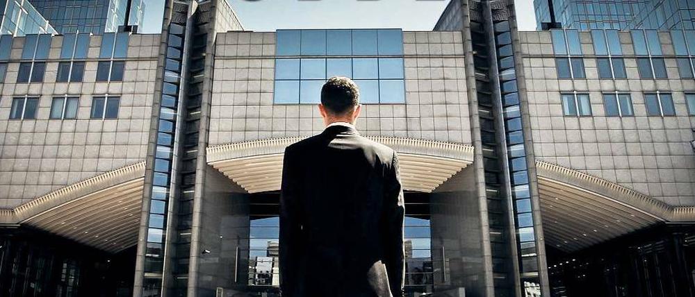 Mann gegen Apparat. Yacine Kouhen drehte bereits einmal in Brüssel. Seine Satire-Show „Eurobubble“ lief im Internet. Jetzt will er ins US-Fernsehen.
