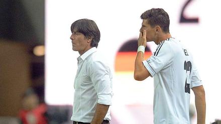 Der Fußball-Bundestrainer (l.) hat Stürmer Mario Gomez (r.) und Torwart René Adler nicht für die Weltmeisterschaft in Brasilien nominiert