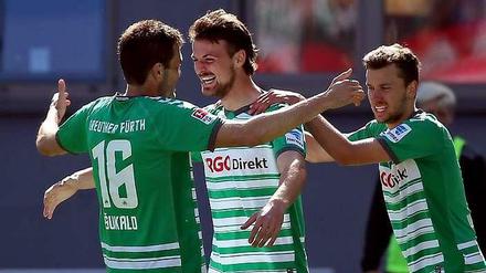 Die Fürther Ilir Azemi (Mitte) jubelt mit seinen Kollegen Goran Sukalo (links) und Tom Weilandt. Sie haben die Chance auf die 1. Liga.