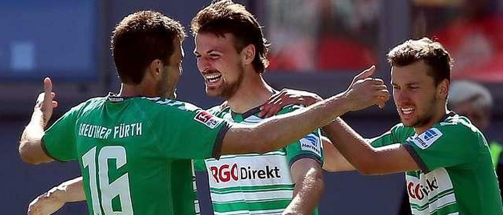 Die Fürther Ilir Azemi (Mitte) jubelt mit seinen Kollegen Goran Sukalo (links) und Tom Weilandt. Sie haben die Chance auf die 1. Liga.