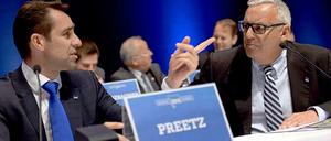 Blick nach vorn. Manager Michael Preetz (links) und Hertha-Präsident Werner Gegenbauer auf der Mitgliederversammlung am Montagabend.