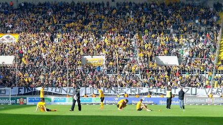 Nach dem Abpfiff entrollten die Dynamo-Fans ein Spruchband mit der Aufschrift: "Ihr habt eine Stunde, um unsere Stadt zu verlassen."