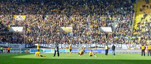 Nach dem Abpfiff entrollten die Dynamo-Fans ein Spruchband mit der Aufschrift: "Ihr habt eine Stunde, um unsere Stadt zu verlassen."