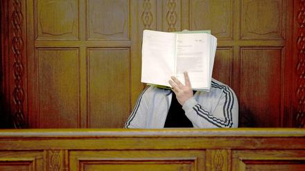 Der 31-jährige Nidal R. beim Prozessbeginn am 15.01.2014 auf der Anklagebank des Kriminalgericht Moabit.