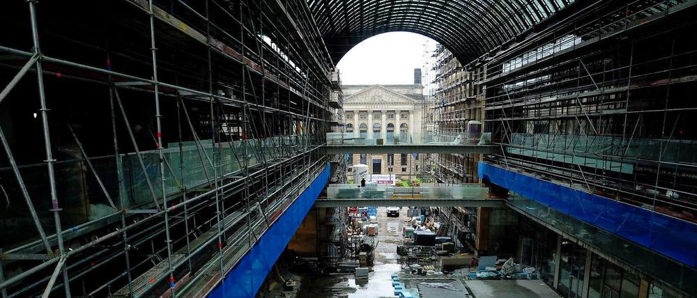 Blick auf den Bundesrat. Aus der glasüberdachten Passage der „Mall of Berlin“ schaut man auf den Sitz der Länderkammer in der Leipziger Straße.