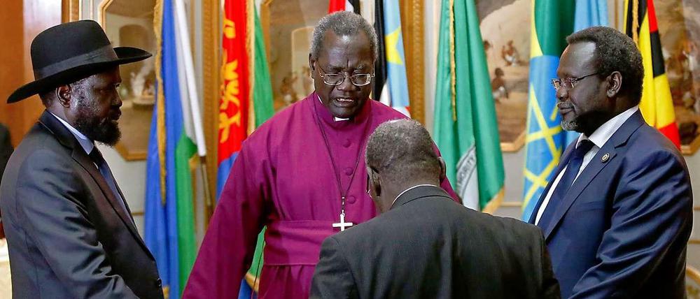 Das erste Zusammentreffen nach fünf Monaten Kampf und 20 000 Toten im Südsudan: Präsident Salva Kiir (links) und sein Rivale Riek Machar (rechts) haben am Freitag einen Waffenstillstand vereinbart, an den sich beide Seiten keinen Tag gehalten haben.
