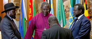 Das erste Zusammentreffen nach fünf Monaten Kampf und 20 000 Toten im Südsudan: Präsident Salva Kiir (links) und sein Rivale Riek Machar (rechts) haben am Freitag einen Waffenstillstand vereinbart, an den sich beide Seiten keinen Tag gehalten haben. 