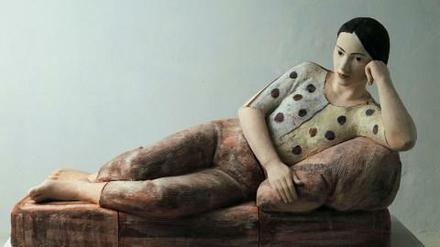 Robert Metzkes: Große Liegende2006, Terrakotta engobiert83 x 145 x 54 cm