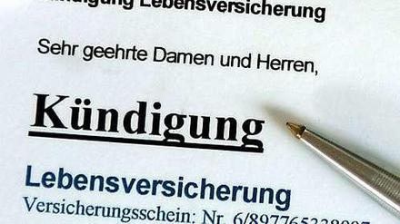 Tausende Verbraucher, die zwischen 1994 und 2007 eine Lebens- oder Rentenversicherungen abgeschlossen haben, können davon womöglich heute noch wegen mangelhafter Belehrung über ihr Widerspruchsrecht zurücktreten. Die damals geltende einjährige Verjährungsfrist ist unwirksam, wenn Kunden Informationen über ihr Widerspruchsrecht nicht ordnungsgemäß erhalten haben, wie der Bundesgerichtshof (BGH) in einem am Mittwoch verkündeten Urteil entschied. Betroffene haben aber keinen Anspruch auf die volle Auszahlung ihrer Prämien, da sie während der Laufzeit den Versicherungsschutz genossen haben. (Az. IV ZR 76/119)