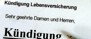 Tausende Verbraucher, die zwischen 1994 und 2007 eine Lebens- oder Rentenversicherungen abgeschlossen haben, können davon womöglich heute noch wegen mangelhafter Belehrung über ihr Widerspruchsrecht zurücktreten. Die damals geltende einjährige Verjährungsfrist ist unwirksam, wenn Kunden Informationen über ihr Widerspruchsrecht nicht ordnungsgemäß erhalten haben, wie der Bundesgerichtshof (BGH) in einem am Mittwoch verkündeten Urteil entschied. Betroffene haben aber keinen Anspruch auf die volle Auszahlung ihrer Prämien, da sie während der Laufzeit den Versicherungsschutz genossen haben. (Az. IV ZR 76/119)