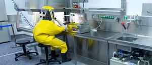 Gut geschützt. Manche Erreger werden durch Experimente gefährlicher.