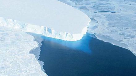 Der Thwaites-Gletscher ist angeschlagen. Von unten her setzt ein Grad warmes Wasser den Eismassen in der Westantarktis zu. 