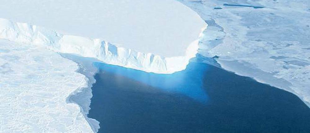 Der Thwaites-Gletscher ist angeschlagen. Von unten her setzt ein Grad warmes Wasser den Eismassen in der Westantarktis zu. 
