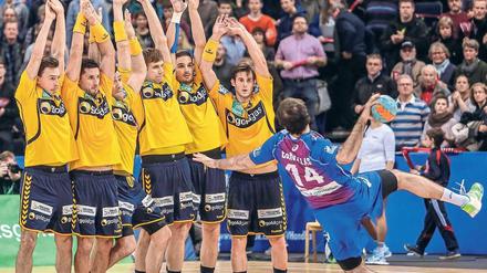 Mannheimer Mauer. So aufopferungsvoll wie in dieser Szene werden die Rhein-Neckar Löwen ihr Tor auch an den beiden letzten Bundesliga-Spieltagen verteidigen. Die Meisterschaft wäre der erste nationale Titel für die Löwen. Foto: Imago