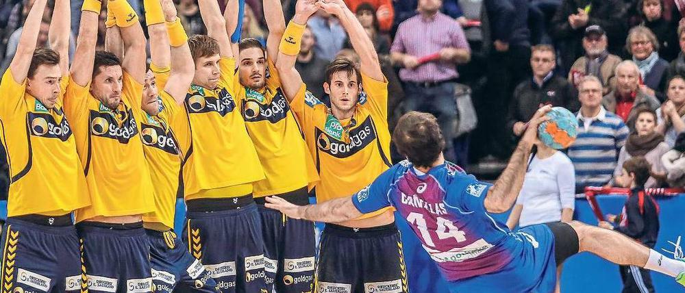 Mannheimer Mauer. So aufopferungsvoll wie in dieser Szene werden die Rhein-Neckar Löwen ihr Tor auch an den beiden letzten Bundesliga-Spieltagen verteidigen. Die Meisterschaft wäre der erste nationale Titel für die Löwen. Foto: Imago