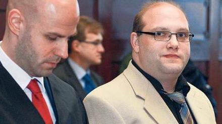 Freispruch erwartet. Der Angeklagte Ulvi K. (r.) im Peggy-Prozess.
