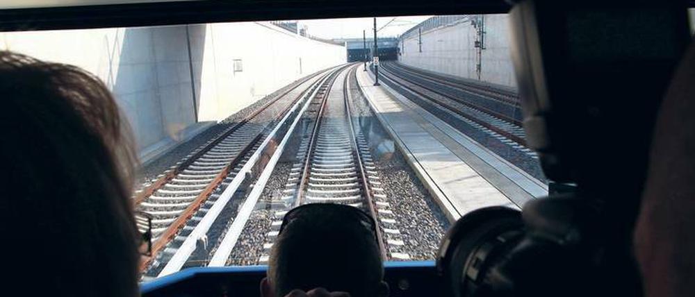 Hinein, hinein. Die Piste zum unterirdischen Flughafen gibt es schon, die Lichtenrader hätten auch gern einen.