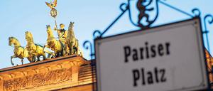 Der Pariser Platz vor dem Brandenburger Tor in Berlin-Mitte.