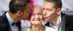 Heiß begehrt: Die Film-Enthusiastin und -Komparsin Johanna Penski zusammen mit Schauspieler Kostja Ullmann (l) und Regisseur Marco Kreuzpaintner.