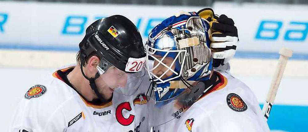 Wollen auch gegen Kasachstan jubeln: Kapitän Frank Hördler und Torwart Rob Zepp von den Eisbären Berlin.