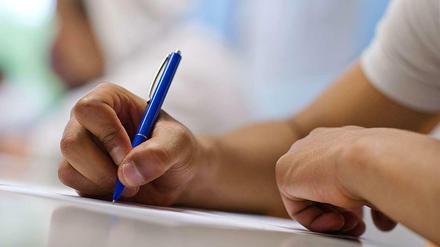 Alte Aufgaben in den Müll, neue aus dem Drucker. Berliner Schulen müssen wegen dem Diebstahl Extra-Aufwand betreiben.