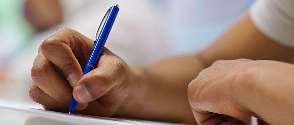 Alte Aufgaben in den Müll, neue aus dem Drucker. Berliner Schulen müssen wegen dem Diebstahl Extra-Aufwand betreiben.
