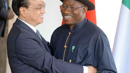 Nigerian president Goodluck Jonathan (r.) greets the Chinese prime minister Le Keqiang in Abuja. Le visited the World Economic Forum in the Nigerian capital. 