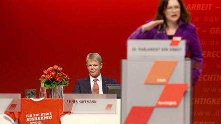 Aufmerksamer Zuhörer: DGB-Chef Reiner Hoffmann verfolgt die Rede von Arbeitsministerin Andrea Nahles auf dem Bundeskongress des DGB.