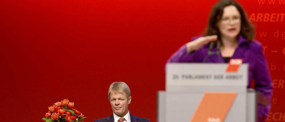 Aufmerksamer Zuhörer: DGB-Chef Reiner Hoffmann verfolgt die Rede von Arbeitsministerin Andrea Nahles auf dem Bundeskongress des DGB.