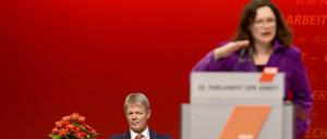 Aufmerksamer Zuhörer: DGB-Chef Reiner Hoffmann verfolgt die Rede von Arbeitsministerin Andrea Nahles auf dem Bundeskongress des DGB.