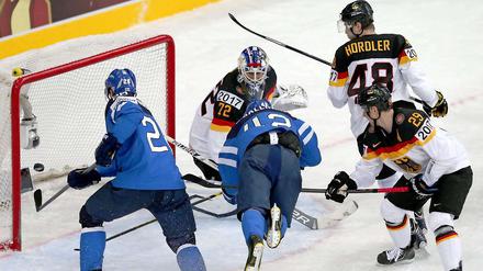 Wieder einer drin. Jarkko Immonen (l.) trifft zum 2:0 für Finnland.