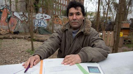 Mit letzter Hoffnung. Mohamed M., 48, flüchtete einst aus politischen Gründen aus Algerien. Seit 22 Jahren lebt er in Deutschland, mittlerweile nur noch geduldet. Er hat keine Bleibe mehr, trägt seine Akten immer bei sich. Aufgeben will er nicht. 