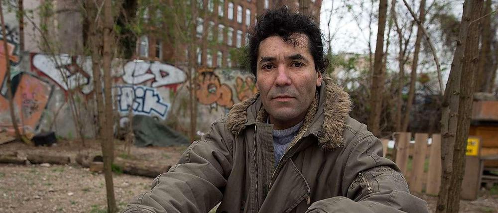 Mit letzter Hoffnung. Mohamed M., 48, flüchtete einst aus politischen Gründen aus Algerien. Seit 22 Jahren lebt er in Deutschland, mittlerweile nur noch geduldet. Er hat keine Bleibe mehr, trägt seine Akten immer bei sich. Aufgeben will er nicht.
