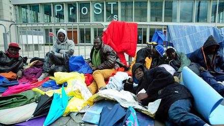 Die Flüchtlinge vom Alex. Nach einer Woche reichten die Kräfte nicht mehr für den Hungerstreik, doch von "aufgeben" wollen sie nicht sprechen