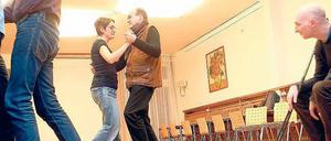 Lang, lang, kurz-kurz: So geht Foxtrott. Physiotherapeutin Claudia Neumayer (3.v.l.) lehrt ganz behutsam. Jetzt können wieder Einsteiger im Kurs mitmachen.