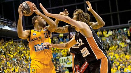 Nicht zu stoppen. Albas Reggie Redding (l.) gab schon im Auftakstpiel gegen Ulm praktisch keinen Ball verloren.