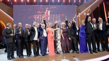 Die Preisträger auf einen Blick, mit Edgar Reitz (2.v.R.), Didi Hallervorden neben Jordis Triebel und Kulturstaatsministerin Grütters neben Tobias Moretti.