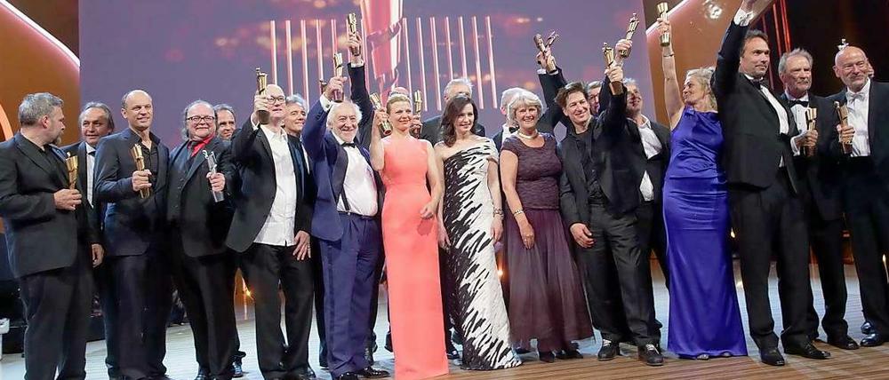 Die Preisträger auf einen Blick, mit Edgar Reitz (2.v.R.), Didi Hallervorden neben Jordis Triebel und Kulturstaatsministerin Grütters neben Tobias Moretti. 